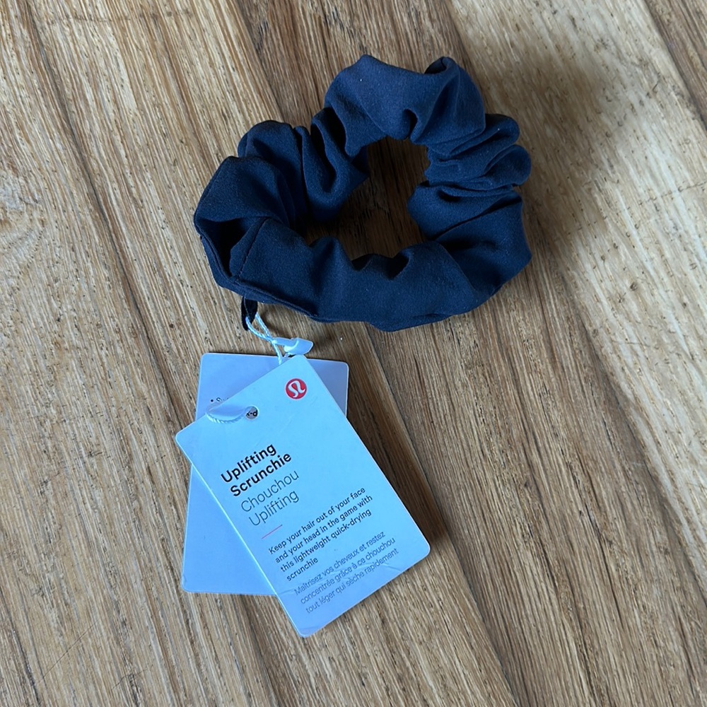 NWT Lululemon Uplifting Scrunchie -Black